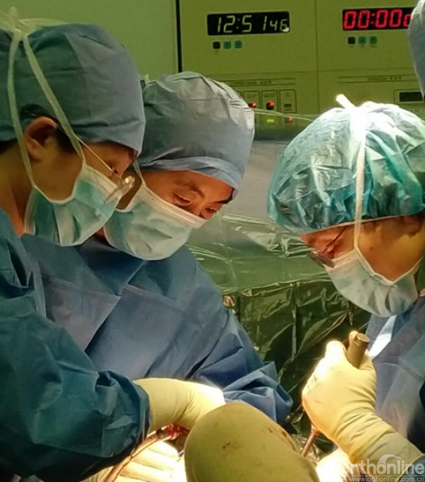 张洪教授在手术中_副本.png