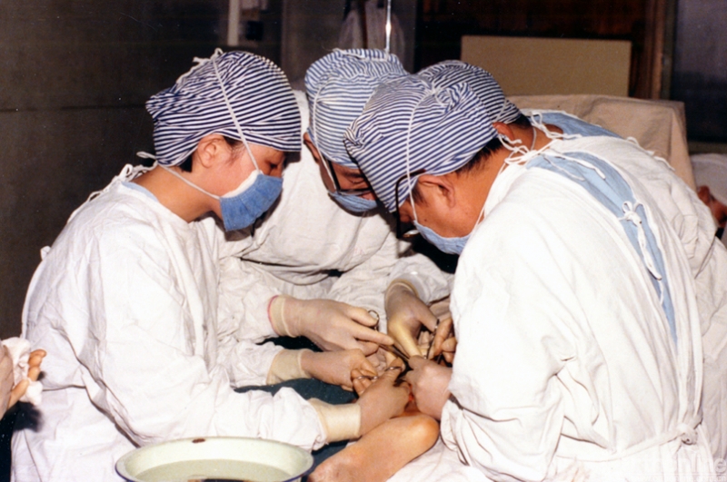 张洪(左一)刚参加工作时的手术瞬间.jpg